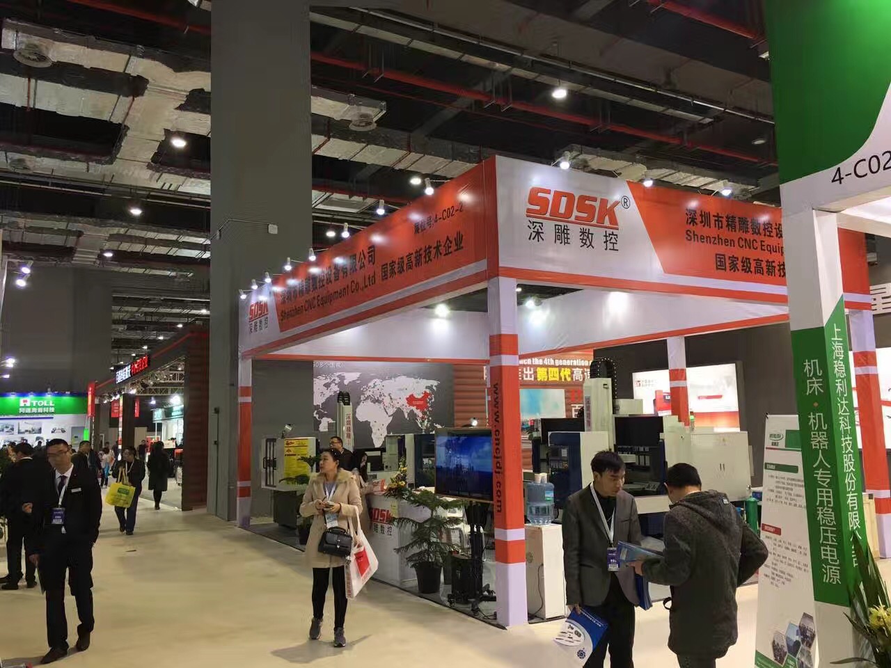 深圳精雕參加上海國際機床展會取得圓滿成功。展會上，公司主營機器，玻璃精雕機，大型精雕機，從外觀尺寸來講得到許多客戶的贊譽和認可。